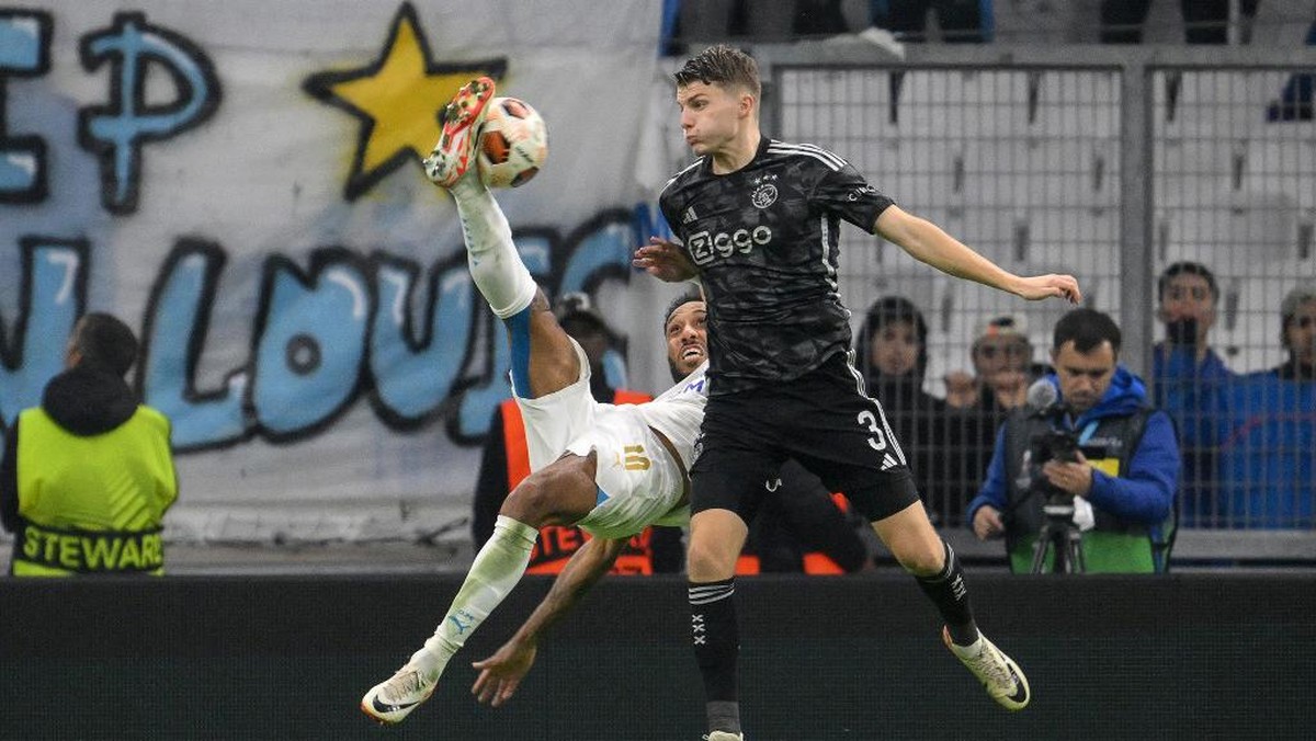 Pierre-Emerick Aubameyang bikin gol salto di laga Marseille vs Ajax. (Foto: AFP/NICOLAS TUCAT)