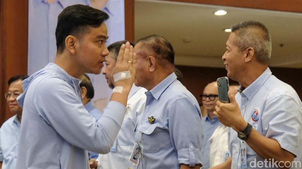 Hadiri Rakornas TKN, Tangan Gibran Diplester Bikin Salfok