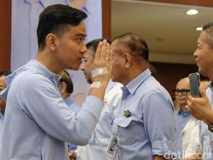 Hadiri Rakornas TKN, Tangan Gibran Diplester Bikin Salfok Hadiri Rakornas TKN, Tangan Gibran Diplester Bikin Salfok