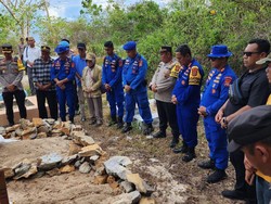 Polda Sultra Beri Santunan 2 Keluarga Nelayan Tewas Ditembak Oknum Polisi