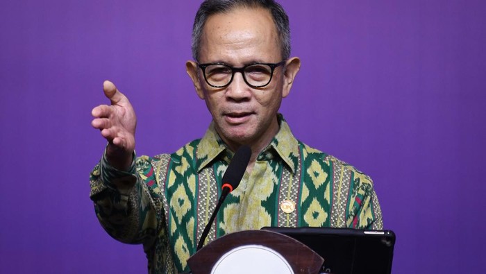 Ketua Dewan Komisioner Otoritas Jasa Keuangan (OJK) Mahendra Siregar (tengah) dan Ketua Dewan Audit Otoritas Jasa Keuangan (OJK) Sophia Wattimena (keempat kiri) berfoto bersama sejumlah pembicara dalam diskusi panel Risk and Governance Summit 2023 di Jakarta, Kamis (30/11/2023). Forum tahunan bagi para pemangku kepentingan di bidang Tata Kelola, Manajemen Risiko dan Kepatuhan (GRC) bertujuan membangun komitmen, strategi, dan inisiatif baru dalam mengakselerasi peningkatan efektivitas good governance. ANTARA FOTO/Aditya Pradana Putra/rwa.