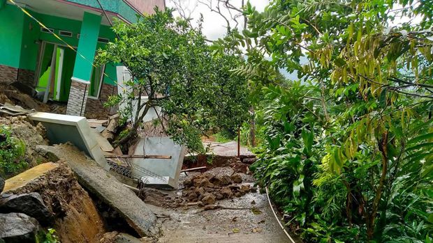 Rumah ambruk akibat pergerakan tanah di Cireunghas, Sukabumi
