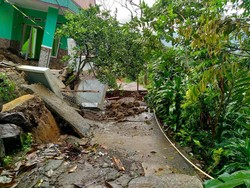 Berawal dari Kolam, Pergerakan Tanah Rusak 5 Rumah di Sukabumi