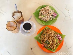 Sarapan Kwetiau Goreng dengan Kopi di Kopitiam khas Medan Sarapan Kwetiau Goreng dengan Kopi di Kopitiam khas Medan