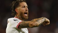 Sergio Ramos pun akhirnya catatkan kartu merah di Sevilla. Pada lanjutan Liga Champions di tengah pekan ini, Ramos dihukum kartu merah dalam laga Sevilla vs PSV karena tekel berbahayanya (Reuetrs)
