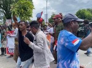 Aksi 1 Desember di Sorong Ricuh, Massa Lempar Botol-Batu ke Polisi Aksi 1 Desember di Sorong Ricuh, Massa Lempar Botol-Batu ke Polisi