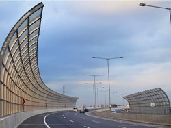 Mengenal Sound Barrier, Dinding Spesial Peredam Bising di Jalan Tol