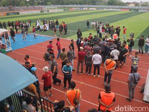 Persipa Pati Dikalahkan Gresik United 0-1, Suporter Turun ke Lapangan Persipa Pati Dikalahkan Gresik United 0-1, Suporter Turun ke Lapangan