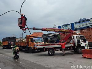Tiang Lampu Ambruk di Jalan Kaligawe Semarang, Pantura Macet Parah Tiang Lampu Ambruk di Jalan Kaligawe Semarang, Pantura Macet Parah