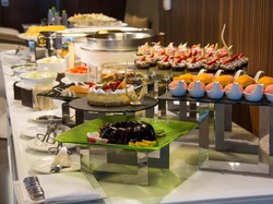 Jangan Kalap! Ini 4 Tips Makan Sehat di Pesta Kawinan