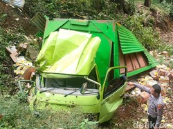Truk Muat Obat Nyamuk Tergelincir Jurang di Jalur Sarangan