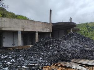 Tersambar Petir, Vila Milik WN Belgia di Lombok Ludes Terbakar Tersambar Petir, Vila Milik WN Belgia di Lombok Ludes Terbakar