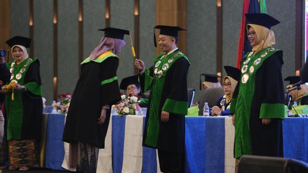 Wisuda 1.054 Lulusan, Rektor UMHT Harap Wisudawan Jadi Agen Perubahan