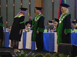 Wisuda 1.054 Lulusan, Rektor UMHT Harap Wisudawan Jadi Agen Perubahan Wisuda 1.054 Lulusan, Rektor UMHT Harap Wisudawan Jadi Agen Perubahan