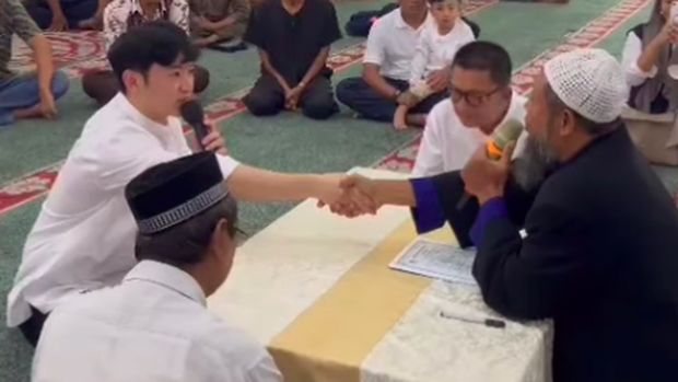 7 Potret Calon Menantu Korea Helmi Yahya Menjadi Mualaf
