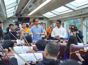 Enak Banget! Penumpang Kereta Panoramic Dihibur Konser Mini Addie MS dan Twilite Orchestra Enak Banget! Penumpang Kereta Panoramic Dihibur Konser Mini Addie MS dan Twilite Orchestra