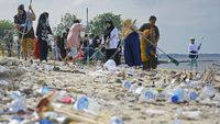 Aksi Bersih-bersih Sampah di Pulau Lae-lae