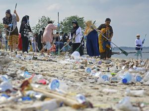 Aksi Bersih-bersih Sampah di Pulau Lae-lae Aksi Bersih-bersih Sampah di Pulau Lae-lae