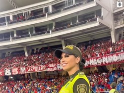 Bikin Salfok Suporter Bola, Wanita Ini Dijuluki Polisi Tercantik di Dunia