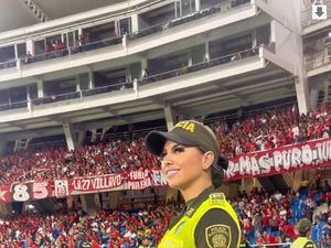 Bikin Salfok Suporter Bola, Wanita Ini Dijuluki Polisi Tercantik di Dunia Bikin Salfok Suporter Bola, Wanita Ini Dijuluki Polisi Tercantik di Dunia