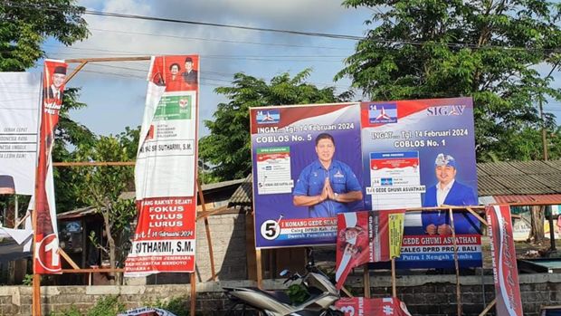 Baliho capres-cawapres Ganjar-Mahfud MD yang dirusak di pinggir jalan Denpasar-Gilimanuk, Desa Pohsanten, Kecamatan Mendoyo, Kabupaten Jembrana, Bali, Sabtu (2/12)