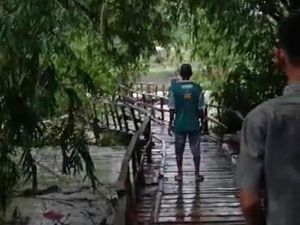 Jembatan di Bojonegoro Putus Diterjang Banjir Bandang