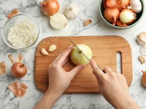 Potong Bawang Pakai Pisau Basah Bisa Cegah Mata Berair, Apa Benar?