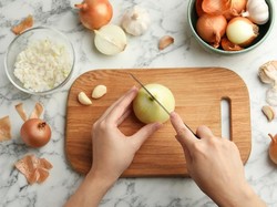 Potong Bawang Pakai Pisau Basah Bisa Cegah Mata Berair, Apa Benar?