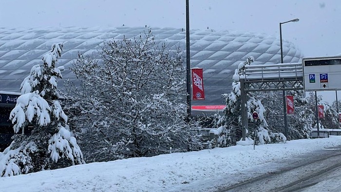 Bayern Munichs Allianz Arena is covered in snow after heavy snowfall hit Bavaria and its capital Munich, Germany, December 2, 2023. The German Bundesliga soccer match FC Bayern Munich v 1. FC Union Berlin had to be cancelled because of the the weather condition.     REUTERS/Louisa Off