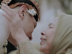 Momen Haru BCL dan Tiko Aryawardhana Sungkem ke Ortu Ashraf Sinclair