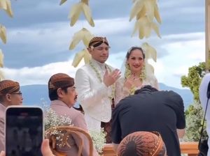 Momen Haru BCL dan Tiko Sungkem ke Ortu Mendiang Ashraf Sinclair Momen Haru BCL dan Tiko Sungkem ke Ortu Mendiang Ashraf Sinclair