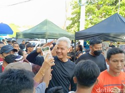 Kampanye di NTB, Ganjar Bincang dengan Milenial-Temui Kiai Sepuh NU