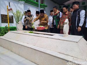 Ziarah ke Makam Kiai Wahab di Jombang, Mahfud Md: Inspirasi Nasionalisme Ziarah ke Makam Kiai Wahab di Jombang, Mahfud Md: Inspirasi Nasionalisme