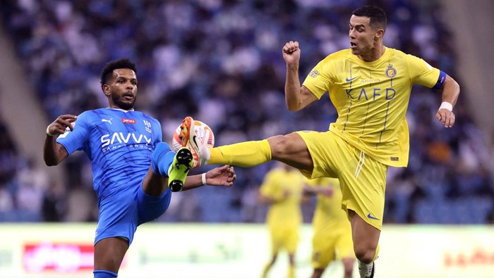 Soccer Football - Saudi Pro League - Al Hilal v Al Nassr - King Fahd International Stadium, Riyadh, Saudi Arabia - December 1, 2023 Al Nassrs Cristiano Ronaldo in action with Al Hilals Ali Al Bulayhi REUTERS/Ahmed Yosri