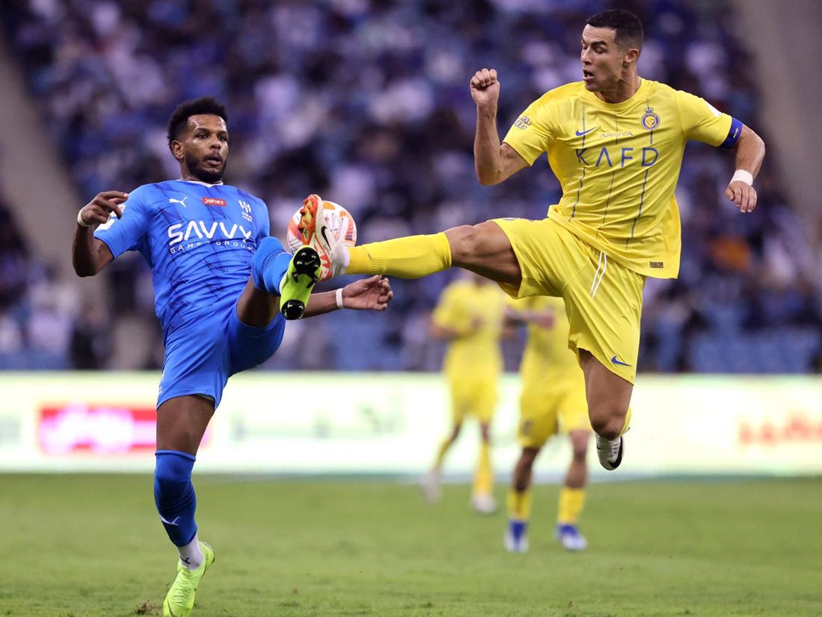 Ali Al Bulayhi dan Cristiano Ronaldo di laga Al Hilal vs Al Nassr. (Foto: AHMED YOSRI/REUTERS)