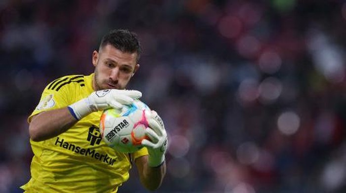 Hamburgs German goalkeeper Daniel Heuer Fernandes catches the ball during the German Cup (DFB Pokal) 2nd round football match RB Leipzig v Hamburg SV in Leipzig, eastern Germany on October 18, 2022. (Photo by Ronny Hartmann / AFP) / DFB REGULATIONS PROHIBIT ANY USE OF PHOTOGRAPHS AS IMAGE SEQUENCES AND QUASI-VIDEO.