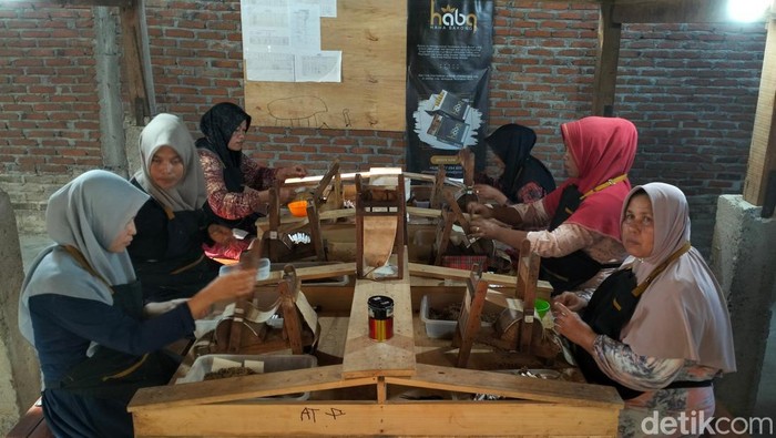 Enam perempuan di Aceh Besar melakukan pekerjaan selaku pelinting rokok Enam perempuan di Aceh Besar melakukan pekerjaan selaku pelinting rokok