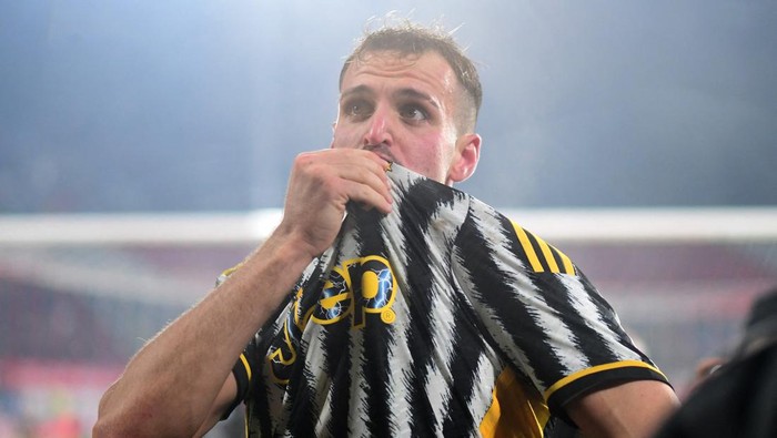 Soccer Football - Serie A - Monza v Juventus - Stadio Brianteo, Monza, Italy - December 1, 2023 Juventus Federico Gatti celebrates scoring their second goal REUTERS/Daniele Mascolo