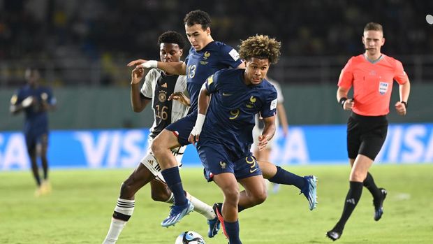 Pesepak bola Timnas Prancis Mathis Lambourde (depan) menggiring bola dengan dikawal pesepak bola Timnas Jerman Winners Osawe (kiri) pada pertandingan final Piala Dunia U-17 2023 di Stadion Manahan, Solo, Jawa Tengah, Sabtu (2/12/2023). ANTARA FOTO/Mohammad Ayudha/aww.