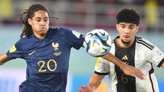 Pesepak bola Timnas Prancis Mathis Amougou (kiri) berebut bola dengan pesepak bola Timnas Jerman Fayssal Harchaoui pada pertandingan final Piala Dunia U-17 2023 di Stadion Manahan, Solo, Jawa Tengah, Sabtu (2/12/2023). ANTARA FOTO/Akbar Nugroho Gumay/aww.