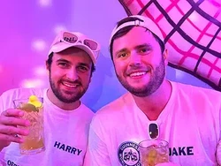 Keren! Pria Ini Raih Rekor Dunia Kunjungi 99 Bar Selama 24 Jam