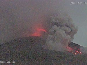 Merapi 2 Kali Muntahkan Awan Panas, Hujan Abu Guyur Boyolali dan Magelang