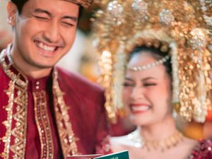 7 Foto Hanggini Menikah dengan Mantan Setelah CLBK, Cantik Dengan Adat Minang 7 Foto Hanggini Menikah dengan Mantan Setelah CLBK, Cantik Dengan Adat Minang