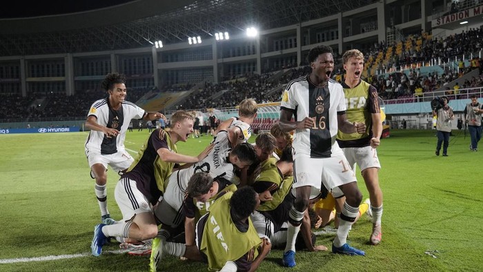 Germanys players celebrate after scoring their second goal during the U-17 World Cup final soccer match between Germany and France at Manahan Stadium in Surakarta, Indonesia, Saturday, Dec. 2, 2023. (AP Photo/Achmad Ibrahim)