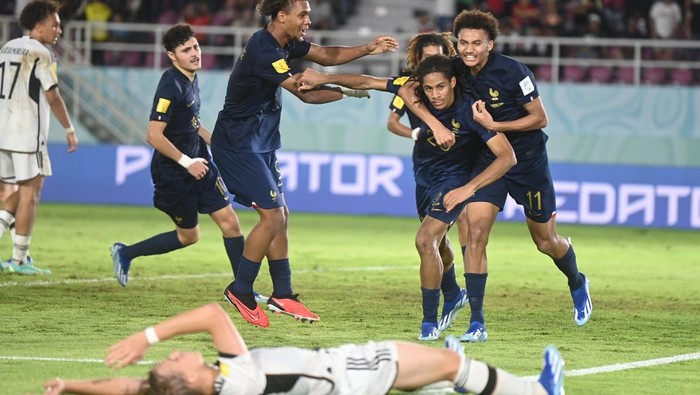 Jerman Juara U-17 2023 Usai Kalahkan Prancis Lewat Adu Penalti Pesepak bola Timnas Prancis Saimon Bouabre (kanan) berebut bola dengan pesepak bola Timnas Jerman Eric Da Silva Moreira pada pertandingan final Piala Dunia U-17 2023 di Stadion Manahan, Solo, Jawa Tengah, Sabtu (2/12/2023). ANTARA FOTO/Akbar Nugroho Gumay/aww.