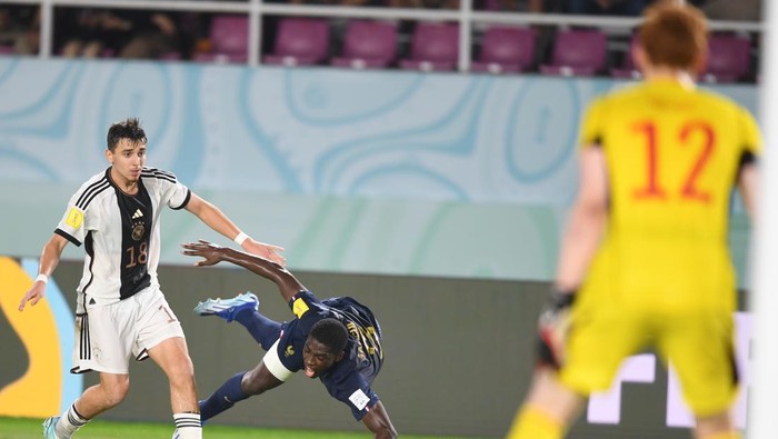 Jerman Juara U-17 2023 Usai Kalahkan Prancis Lewat Adu Penalti Pesepak bola Timnas Prancis Saimon Bouabre (kanan) berebut bola dengan pesepak bola Timnas Jerman Eric Da Silva Moreira pada pertandingan final Piala Dunia U-17 2023 di Stadion Manahan, Solo, Jawa Tengah, Sabtu (2/12/2023). ANTARA FOTO/Akbar Nugroho Gumay/aww.