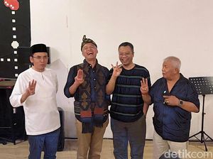 Jubir AMIN Berulah hingga Penjual Sarung di Lombok Viral Kuasai 8 Bahasa Asing Jubir AMIN Berulah hingga Penjual Sarung di Lombok Viral Kuasai 8 Bahasa Asing