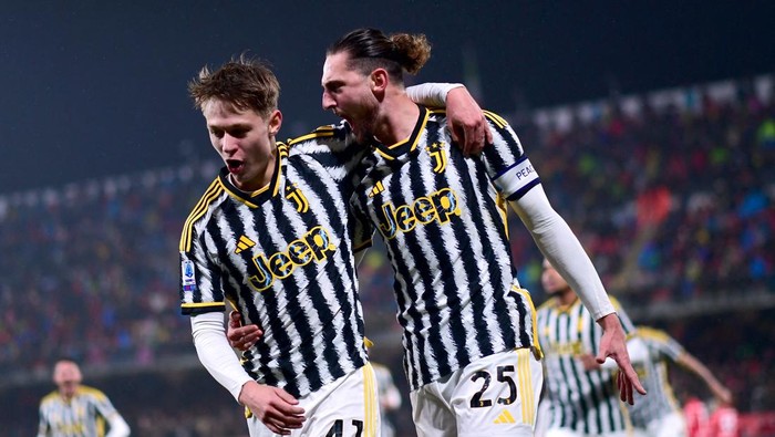 Soccer Football - Serie A - Monza v Juventus - Stadio Brianteo, Monza, Italy - December 1, 2023 Juventus Adrien Rabiot celebrates scoring their first goal with Hans Nicolussi Caviglia REUTERS/Daniele Mascolo