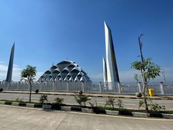 10 Fakta Unik Masjid Raya Al-Jabbar Bandung yang Terapung dan Ikonik