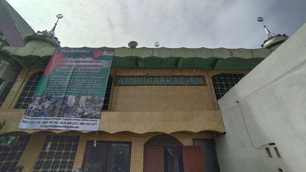 Masjid Al-Muqarrabien di Tanjung Priok, Jakarta Utara, membuka posko pendaftaran sebagai relawan di Palestina, Gaza. Pendaftaran relawan dibuka sejak 23 November 2023 hingga Mei 2024 mendatang (Tina/detikcom)